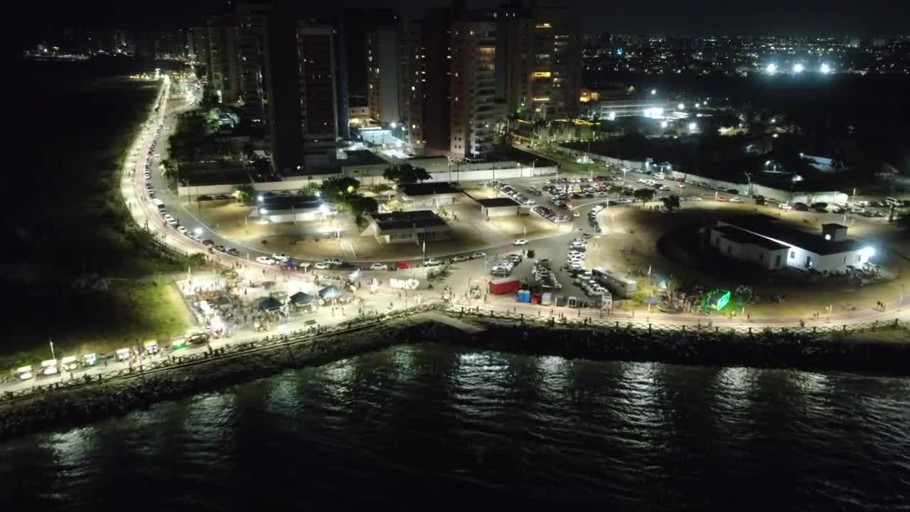 Orla da Península movimentada iluminada à noite