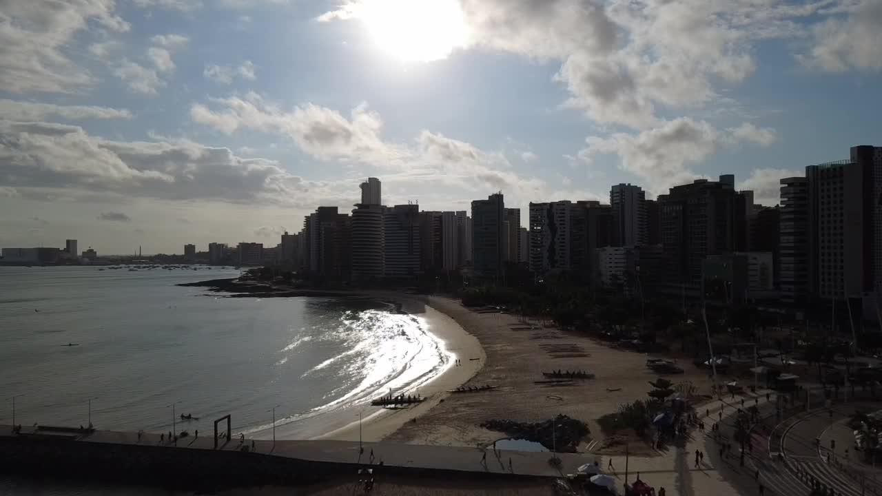 Praia urbana iluminada pelo sol nascente