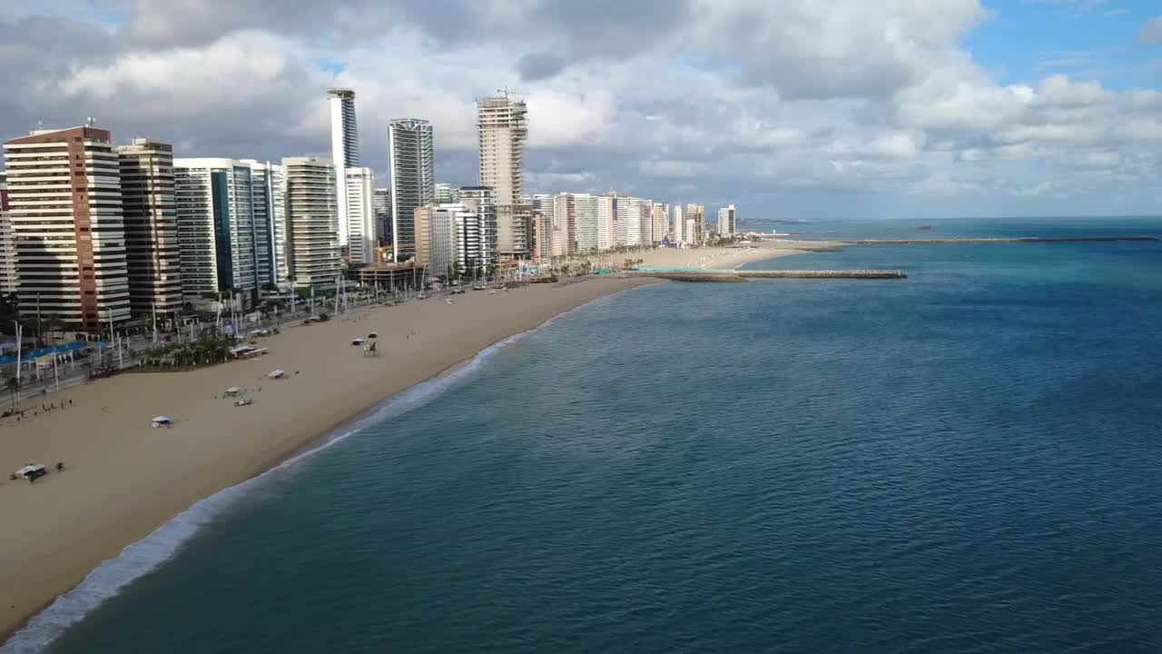 Orla urbana e mar azul na Praia de Fortaleza