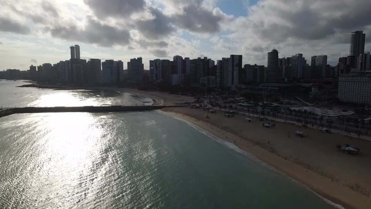 Orla de Fortaleza com arranha-céus e praia ao entardecer