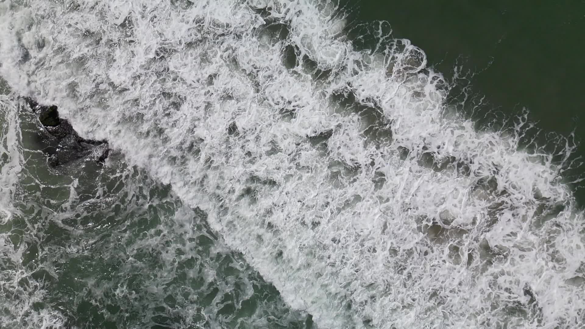 Ondas do Mar em slow Motion vistas de cima.
