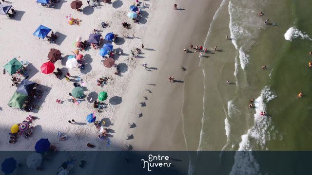  Praia de balneario camboriu em dia de sol. — vídeo aéreo de Balneário Camboriú