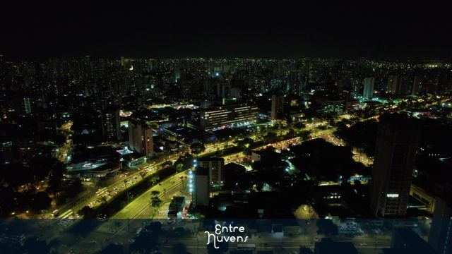  Voo noturno sobre uma das principais vias de Recife, a Av. Agamenom Magalhães II