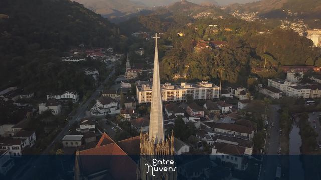 A imponente Catedral de Petrópolis vista de cima com a cidade e montanhas ao fundo