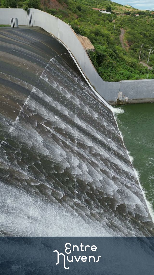 A Magnífica Sangria da Barragem: Água em Movimento — vídeo aéreo de Orós