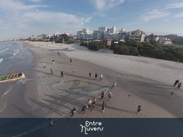 A rede de pesca no mar
