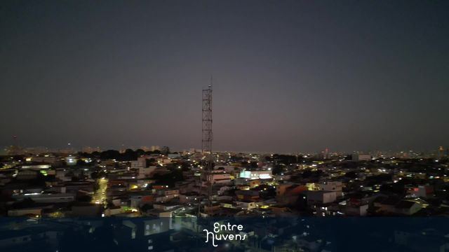 A torre iluminada no coração da cidade