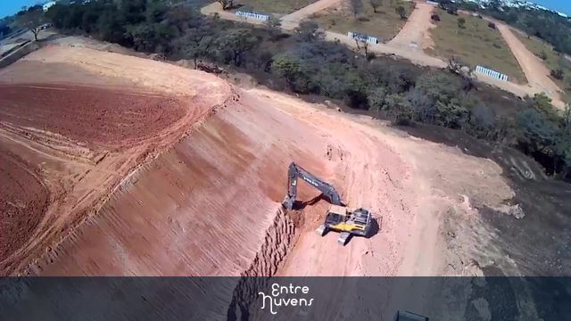 Acabamento em rampa — vídeo aéreo de Divinópolis