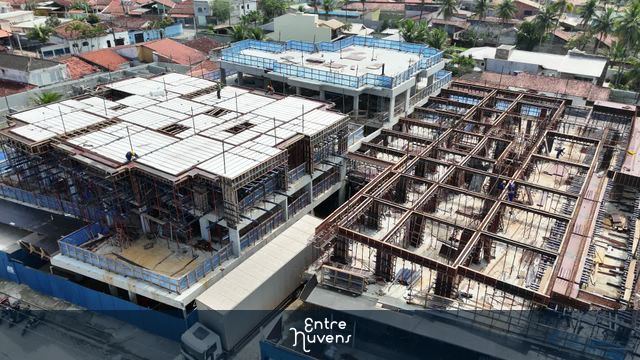 Acompanhamento de Obra: Construção Residencial em Andamento — vídeo aéreo de Caraguatatuba