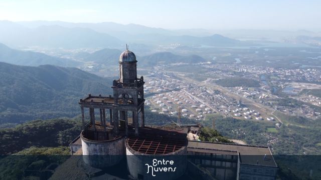 Aérea da Casa de Pedra com vista para Cubatão/SP