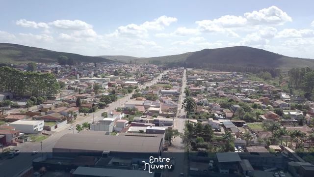 Aérea de rodovia BR-356 próximo ao Posto Chefão, e também do Bairro Jardim Canadá. Cenas panorâmicas de mineração na região. — vídeo aéreo de Nova Lima
