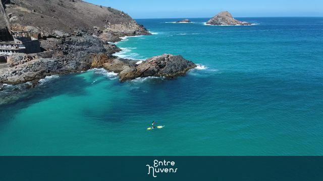 Agua azul cristalina em Arraial do cabo.