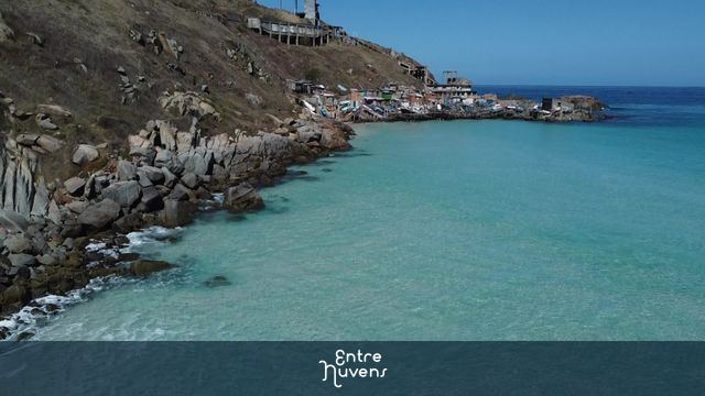 Agua cristalina no canto esquerdo da praia grande. Arraial do cabo.