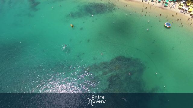 Água cristalina, transparente em Búzios — vídeo aéreo de Armação dos Búzios