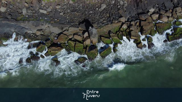 Água do mar batendo nas pedras — vídeo aéreo de Florianópolis