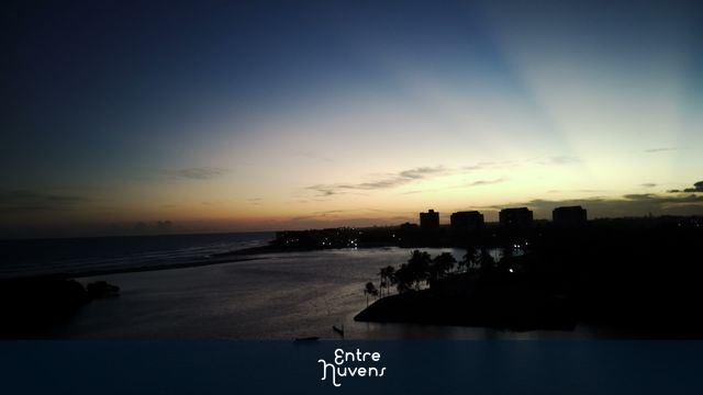 Amanhecer espetacular na foz do rio e litoral — vídeo aéreo de Lauro de Freitas