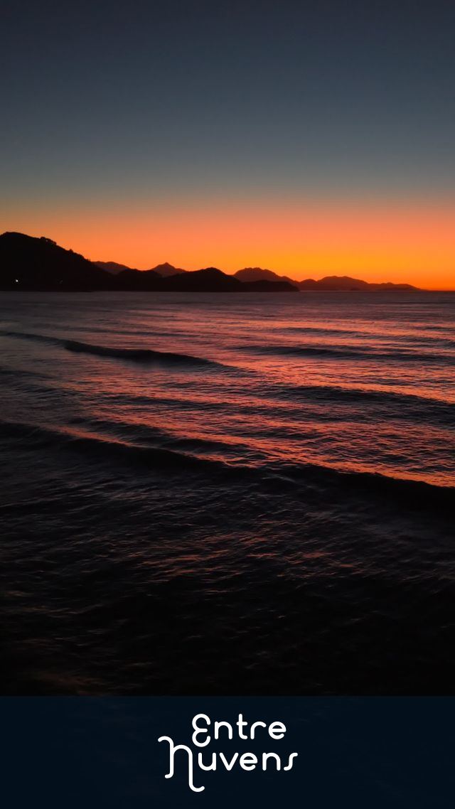 Amanhecer espetacular na praia: O nascer do sol mais bonito do Brasil — vídeo aéreo de Ubatuba
