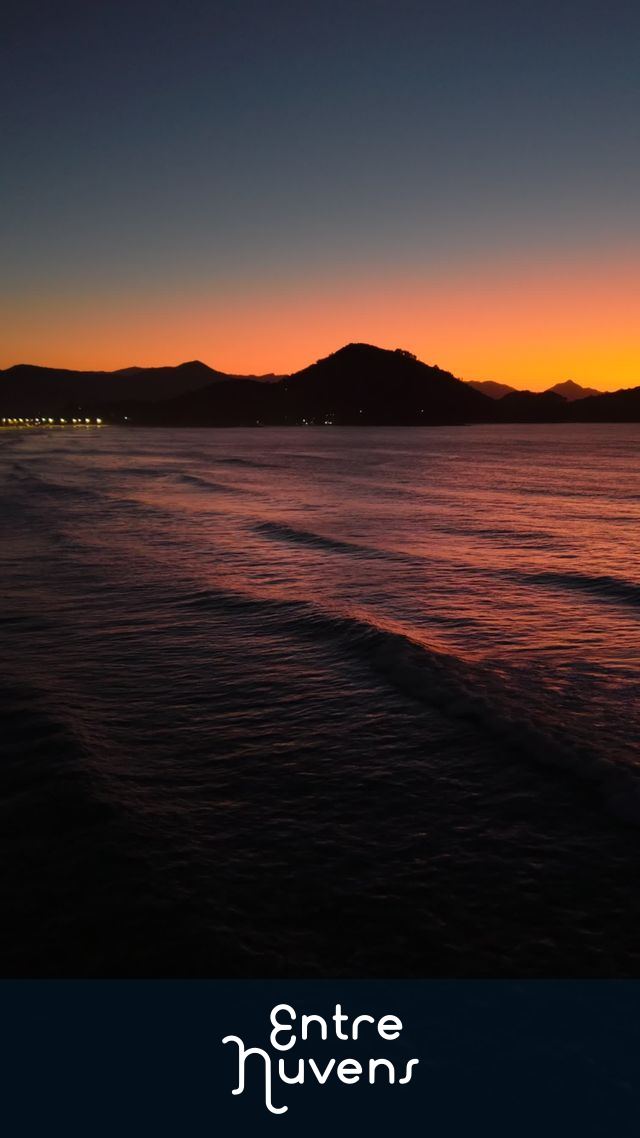 Amanhecer espetacular na praia: tons de laranja e calmaria — vídeo aéreo de Ubatuba