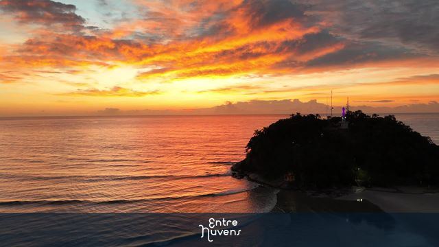amanhecer morro do cristo — vídeo aéreo de Guaratuba