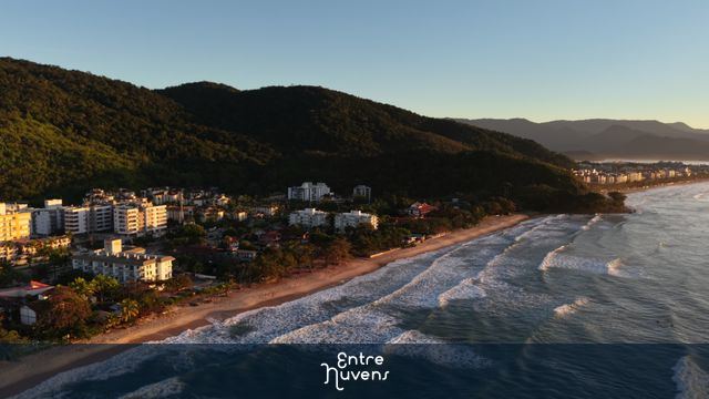 Amanhecer na Praia das Toninhas: Vista Aérea Deslumbrante — vídeo aéreo de São Sebastião