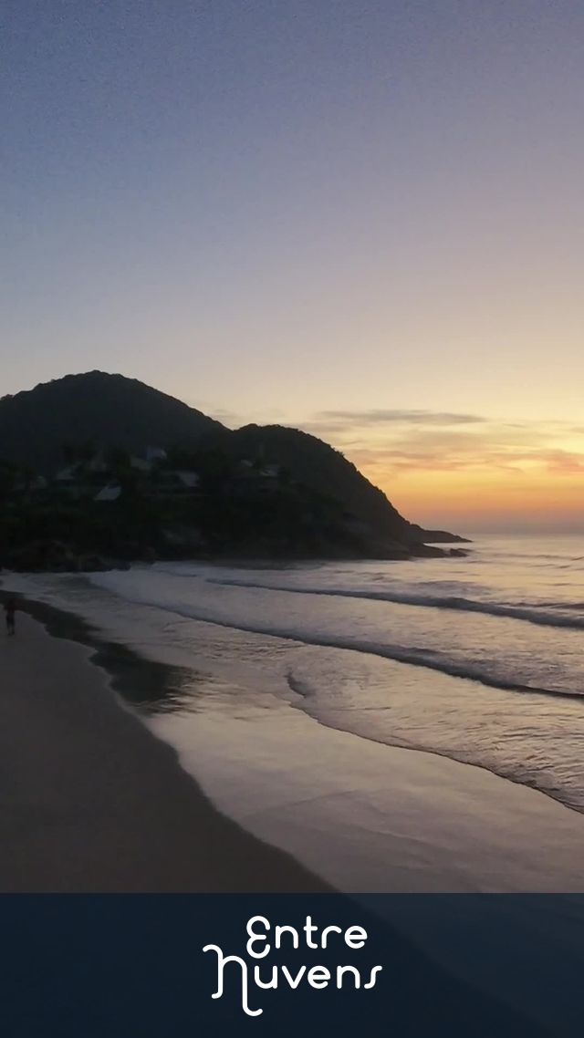 Amanhecer praia do Pernambuco — vídeo aéreo de Guarujá