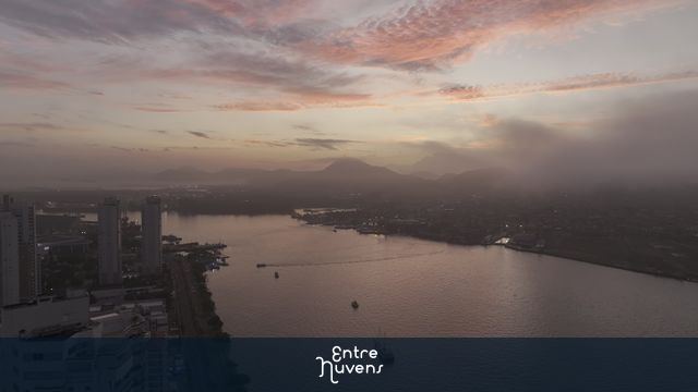 Amanhecer sobre o canal com barcos navegando 