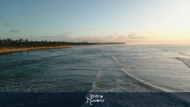 Amanhecer sobre o mar na Praia do Forte na Bahia