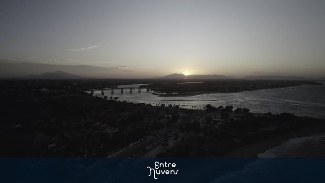 Anoitece na barra do Ceará — vídeo aéreo de Fortaleza