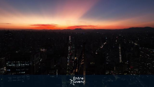 Anoitecer no centro de São Paulo Farol Santander
