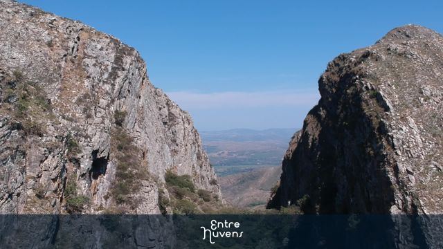 Ao adentrar o Cânion das Éguas, a trilha se transforma em passagem estreita entre paredões monumentais, revelando a força geológica do Espinhaço e proporcionando uma experiência imersiva que une silêncio, sombra e a imponência da natureza mineral. — vídeo aéreo de Santana do Riacho