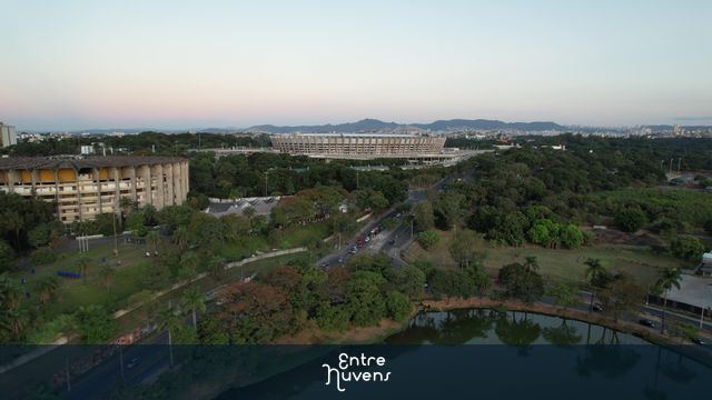 Aproximação, Mineirão e mineirinho, sobre a lagoa da pampulha em Belo Horizonte