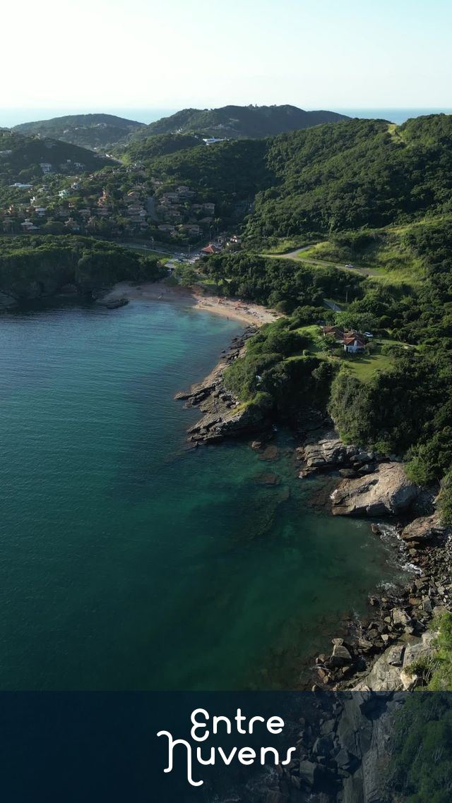 Aproximação suave da Praia do Forno, em Búzios RJ — vídeo aéreo de Armação dos Búzios