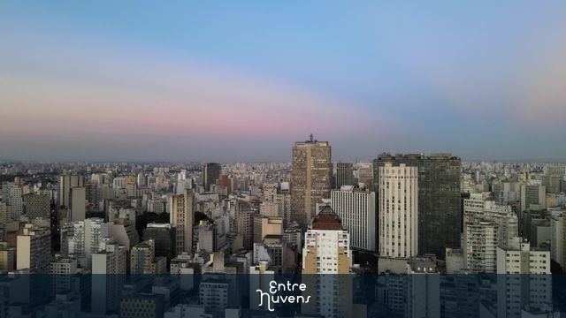 Aproximando o Edifício Itália de longe durante um por do sol