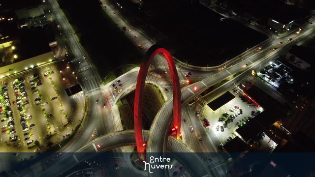 Arco da Inovação a Noite — vídeo aéreo de São José dos Campos