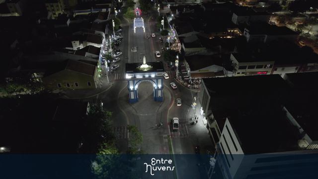 Arco Iluminado no Centro da Cidade à Noite — vídeo aéreo de Sobral