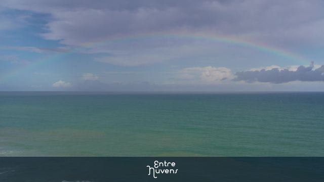 Arco-íris sobre o mar azul turquesa — vídeo aéreo de Mata de São João