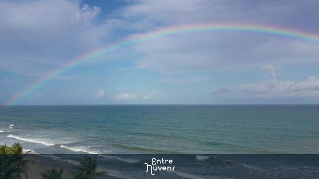 Arco-íris sobre o mar e praia paradisíaca — vídeo aéreo de Mata de São João