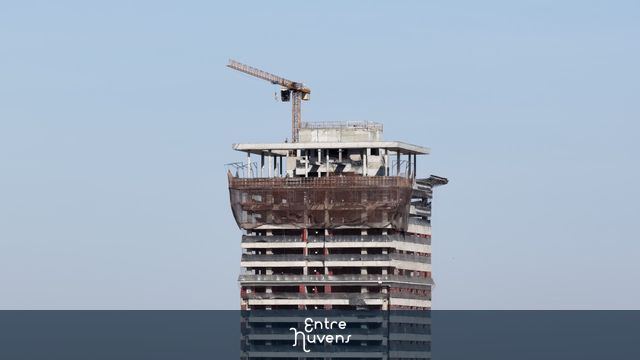Arranha-céu inacabado com guindaste no topo
