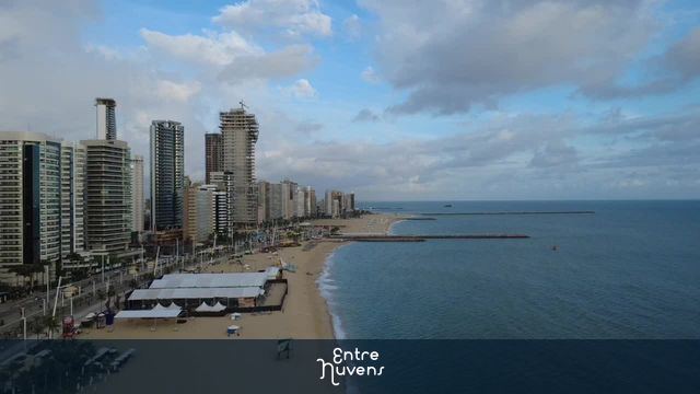 Arranha-céus à beira-mar com vista panorâmica — vídeo aéreo de Fortaleza