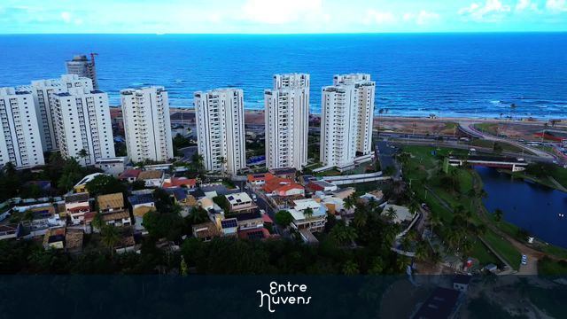 Arranha-céus à beira-mar com vista panorâmica