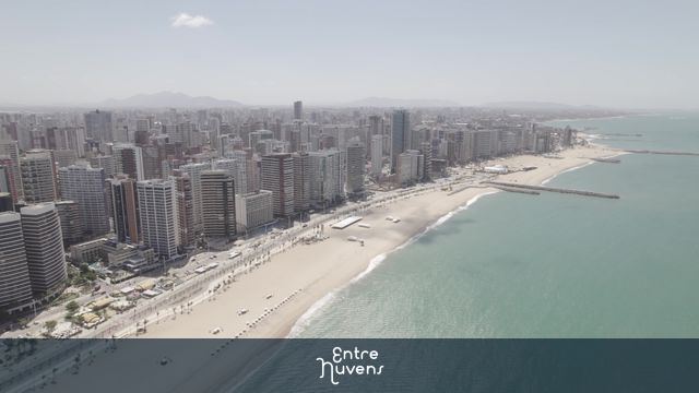 Arranha-céus à beira-mar em cidade litorânea