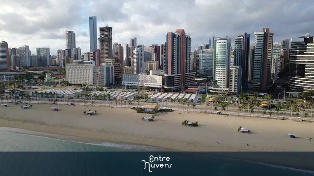Arranha-céus à beira-mar em Fortaleza