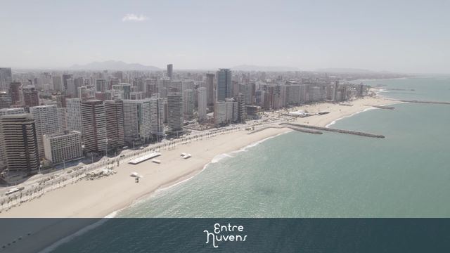 Arranha-céus à beira-mar na Praia Urbana