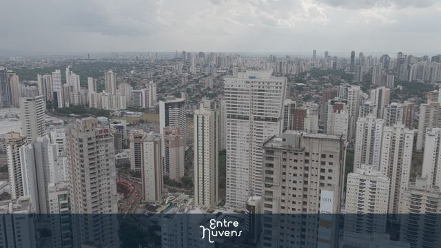 Arranha-céus dominam o horizonte urbano