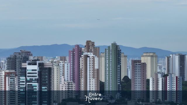 Arranha-céus e prédios em são paulo com avião passando ao fundo