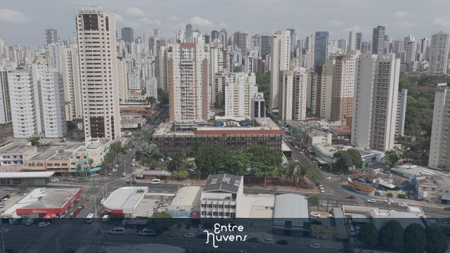 Arranha-céus em destaque no centro urbano