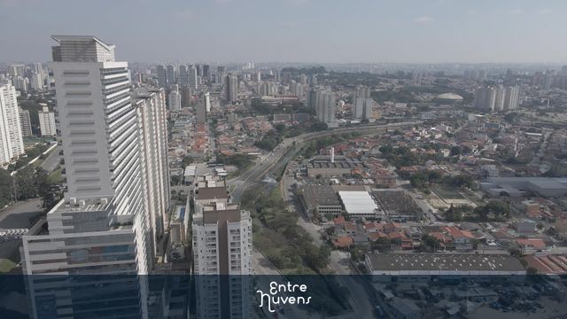 Arranha-céus modernos em meio ao coração urbano