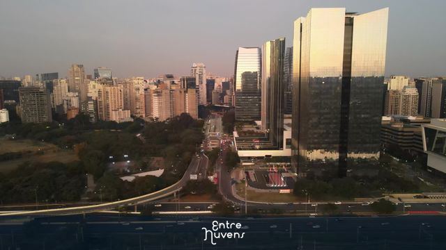Arranha-céus modernos na Avenida Faria Lima — vídeo aéreo de São Paulo