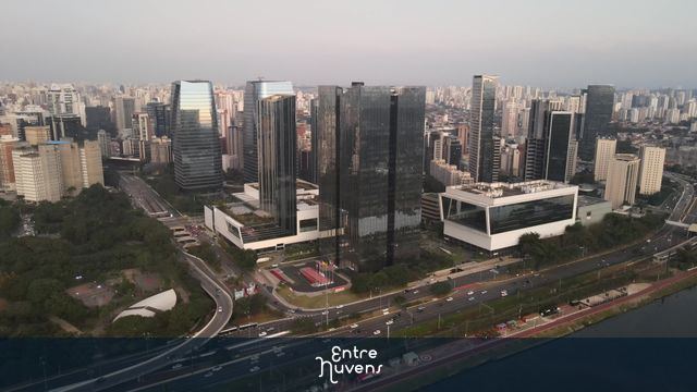 Arranha-céus modernos na região da Faria Lima — vídeo aéreo de São Paulo