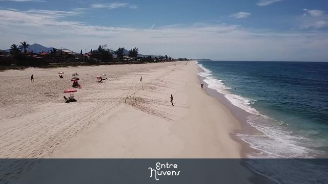 Arrebentação da praia da Barra de Maricá em slow motion